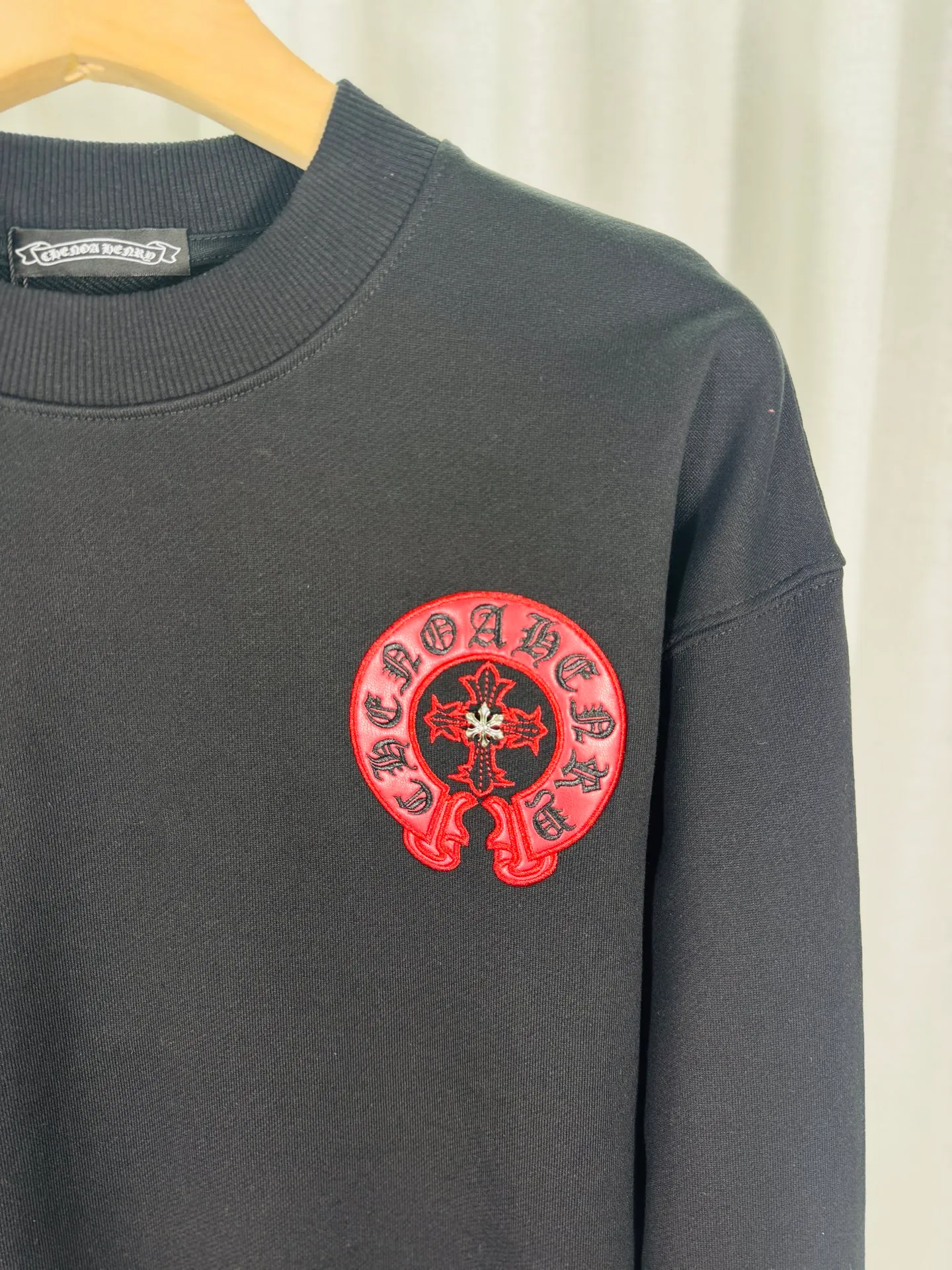 P240 top version, real shot without P, ​​different from market currency) 𝗖𝗵𝗿𝗼𝗺𝗲 𝗛𝗲𝗮𝗿𝘁𝘀/Cro Heart 2025 Washed Leather Embroidery Autumn and Winter New Original Single Counter American Laser Burnt 3D Three-dimensional Color Embroidered Couple Casual Sweater 👑The highest version! Customized fabric 420g tripe terry fabric! American acid-washed and distressed original fabric, laser burnt pattern ✟Skin embroidery, exquisite embroidery of letters! The best-selling model in the counter, very comfortable to wear. Accessories: original molded and authenticated collar label➕100% silk wash label. Genuine purchase-grade original hangtag➕matching hanging rope➕3D hanging beads➕original packaging bag. Craftsmanship: The original version has consistent wiring! The highest version of the armhole matching technique! Color: Red Black Size: S M L XL Style No.: 9322